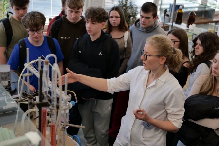 Dzień Otwarty na UMK, kandydaci na studia uczesniczą w warsztatach chemicznych [fot. Artur Borowski]