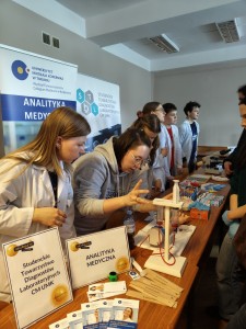 Drzwi Otwarte CM UMK_17.03.2026 r. _Wydział Farmaceutyczny. Kliknij, aby powiększyć zdjęcie.