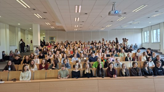 Studenci podczas spotkania z firmą AstraZeneca w dniu 17 marca 2026 r.. Kliknij, aby powiększyć zdjęcie.