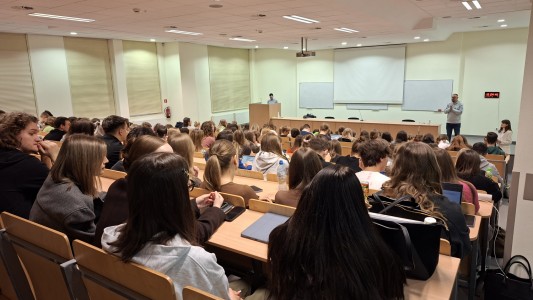 Studenci podczas spotkania z firmą AstraZeneca w dniu 17 marca 2026 r.. Kliknij, aby powiększyć zdjęcie.