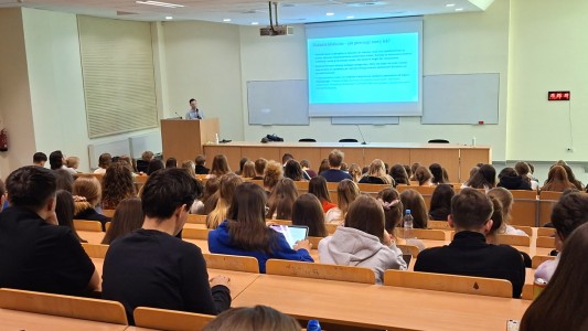 Studenci podczas spotkania z firmą AstraZeneca w dniu 17 marca 2026 r.. Kliknij, aby powiększyć zdjęcie.