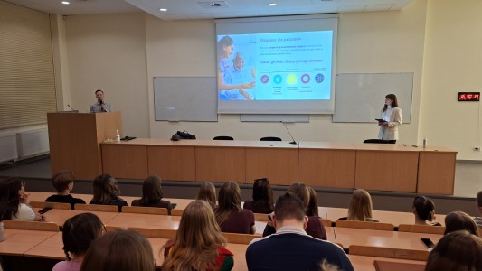 Studenci podczas spotkania z firmą AstraZeneca w dniu 17 marca 2026 r.. Kliknij, aby powiększyć zdjęcie.