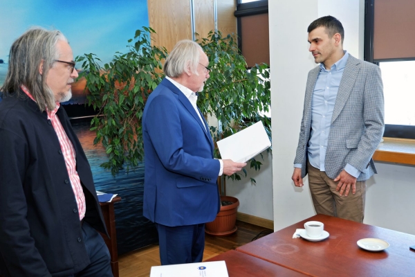 Click to zoom the picture.