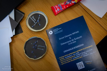 Kadry z Dnia otwartego, uczniowie w Instytucie Fizyki biorący udział w róznorodnych zajęciach . Kliknij, aby powiększyć zdjęcie.