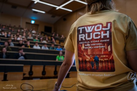 Kadry z Dnia otwartego, uczniowie w Instytucie Fizyki biorący udział w róznorodnych zajęciach . Kliknij, aby powiększyć zdjęcie.