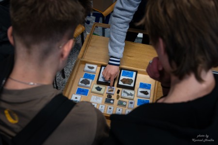 Kadry z Dnia otwartego, uczniowie w Instytucie Fizyki biorący udział w róznorodnych zajęciach . Kliknij, aby powiększyć zdjęcie.