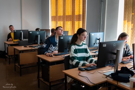 Kadry z Dnia otwartego, uczniowie w Instytucie Fizyki biorący udział w róznorodnych zajęciach . Kliknij, aby powiększyć zdjęcie.