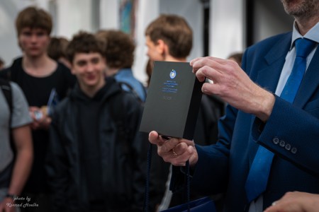 Kadry z Dnia otwartego, uczniowie w Instytucie Fizyki biorący udział w róznorodnych zajęciach . Kliknij, aby powiększyć zdjęcie.