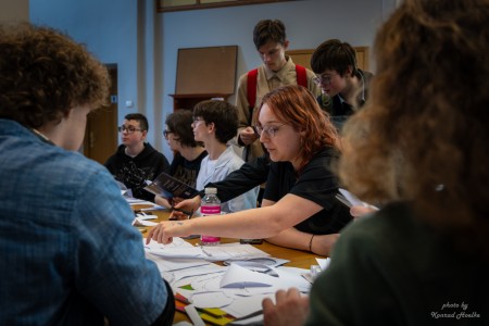 Kadry z Dnia otwartego, uczniowie w Instytucie Fizyki biorący udział w róznorodnych zajęciach . Kliknij, aby powiększyć zdjęcie.