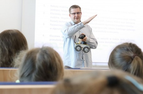 Mgr inż. Kamil Wyrąbkiewicz podczas wykładu „Roboty mobilne, roboty eksplorujące”. Kliknij, aby powiększyć zdjęcie.