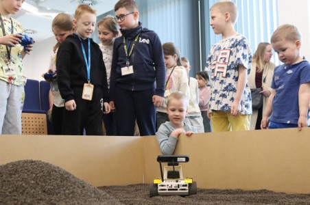 Robot autonomiczny w trybie sterowania przy pomocy kontrolera. Kliknij, aby powiększyć zdjęcie.
