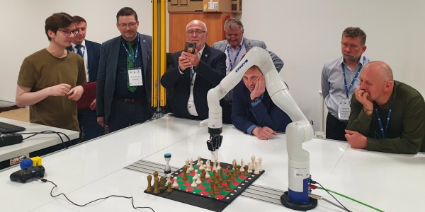 Kadry z XIX Sympozjum . Kliknij, aby powiększyć zdjęcie.