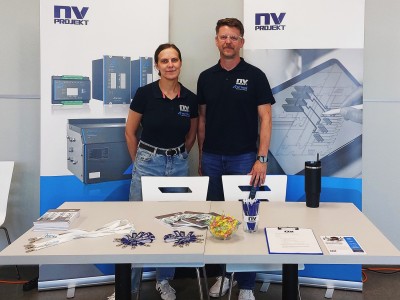 Stoiska promocyjne różnorodnych firm w Centrum Nauk Technicznych. Kliknij, aby powiększyć zdjęcie.