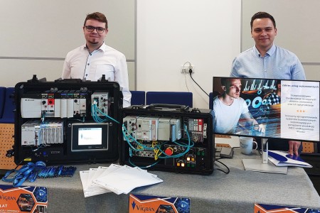 Stoiska promocyjne różnorodnych firm w Centrum Nauk Technicznych. Kliknij, aby powiększyć zdjęcie.
