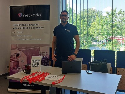 Stoiska promocyjne różnorodnych firm w Centrum Nauk Technicznych. Kliknij, aby powiększyć zdjęcie.