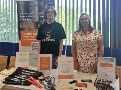 Stoiska promocyjne różnorodnych firm w Centrum Nauk Technicznych. Kliknij, aby powiększyć zdjęcie.
