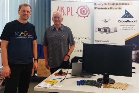 Stoiska promocyjne różnorodnych firm w Centrum Nauk Technicznych. Kliknij, aby powiększyć zdjęcie.