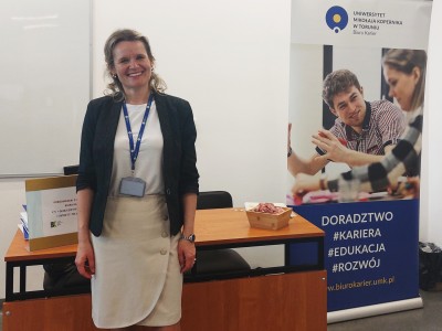 Stoiska promocyjne różnorodnych firm w Centrum Nauk Technicznych. Kliknij, aby powiększyć zdjęcie.