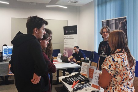 Stoiska promocyjne różnorodnych firm w Centrum Nauk Technicznych. Kliknij, aby powiększyć zdjęcie.