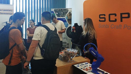 Stoiska promocyjne różnorodnych firm w Centrum Nauk Technicznych. Kliknij, aby powiększyć zdjęcie.