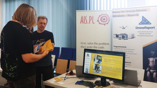 Stoiska promocyjne różnorodnych firm w Centrum Nauk Technicznych. Kliknij, aby powiększyć zdjęcie.