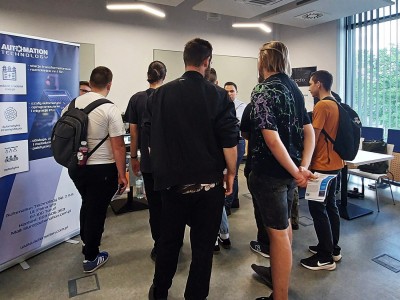 Stoiska promocyjne różnorodnych firm w Centrum Nauk Technicznych. Kliknij, aby powiększyć zdjęcie.