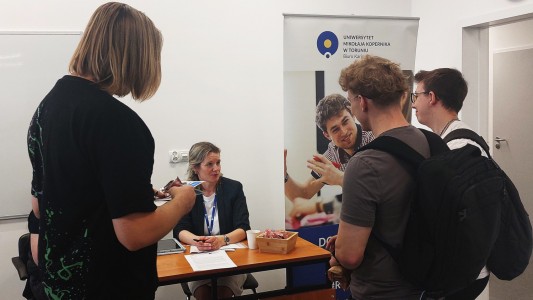 Stoiska promocyjne różnorodnych firm w Centrum Nauk Technicznych. Kliknij, aby powiększyć zdjęcie.