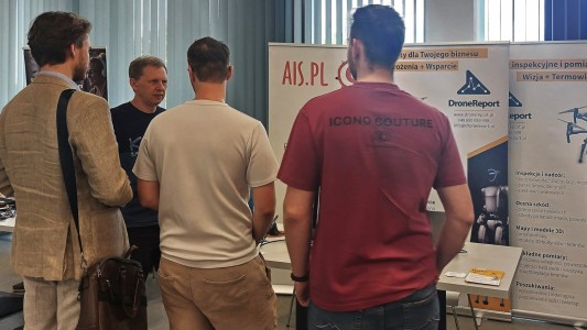 Stoiska promocyjne różnorodnych firm w Centrum Nauk Technicznych. Kliknij, aby powiększyć zdjęcie.
