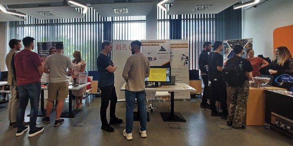 Stoiska promocyjne różnorodnych firm w Centrum Nauk Technicznych. Kliknij, aby powiększyć zdjęcie.