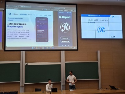 Kadry z Konkursu, wystąpienia studentów w Audytorium A. Jabłońskiego i wręczenie nagród. Kliknij, aby powiększyć zdjęcie.