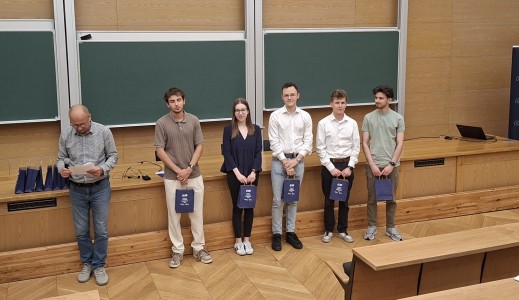 Kadry z Konkursu, wystąpienia studentów w Audytorium A. Jabłońskiego i wręczenie nagród. Kliknij, aby powiększyć zdjęcie.