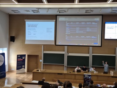 Kadry z konkursu odbywającego się w Audytorium Aleksandra Jabłońskiego na Wydziale FAiIS. Kliknij, aby powiększyć zdjęcie.