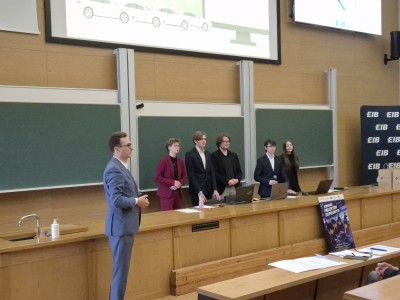 Kadry z konkursu odbywającego się w Audytorium Aleksandra Jabłońskiego na Wydziale FAiIS. Kliknij, aby powiększyć zdjęcie.