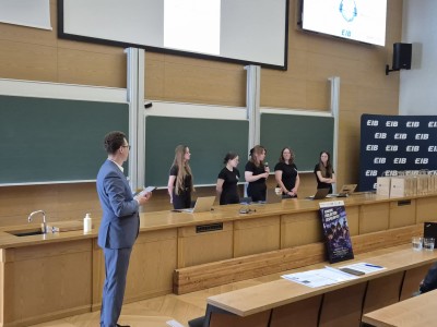 Kadry z konkursu odbywającego się w Audytorium Aleksandra Jabłońskiego na Wydziale FAiIS. Kliknij, aby powiększyć zdjęcie.