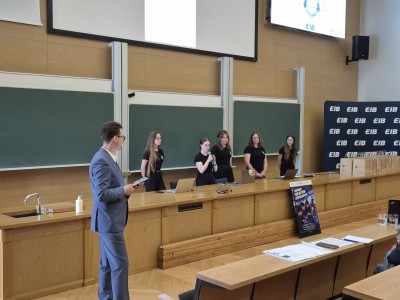Kadry z konkursu odbywającego się w Audytorium Aleksandra Jabłońskiego na Wydziale FAiIS. Kliknij, aby powiększyć zdjęcie.