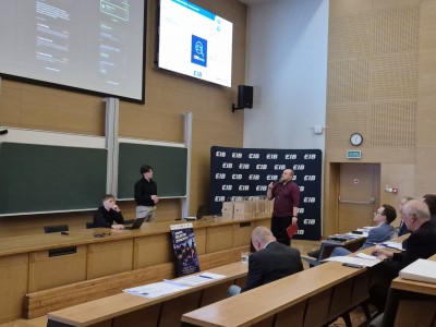 Kadry z konkursu odbywającego się w Audytorium Aleksandra Jabłońskiego na Wydziale FAiIS. Kliknij, aby powiększyć zdjęcie.