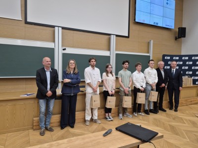 Kadry z konkursu odbywającego się w Audytorium Aleksandra Jabłońskiego na Wydziale FAiIS. Kliknij, aby powiększyć zdjęcie.