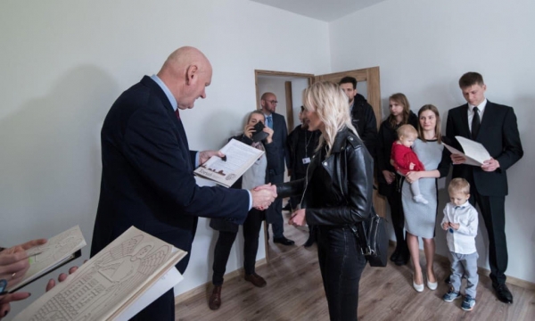 Pani mgr Sylwia Kowalska laureatką tegorocznej edycji miejskiego programu ,,Mieszkanie dla absolwenta