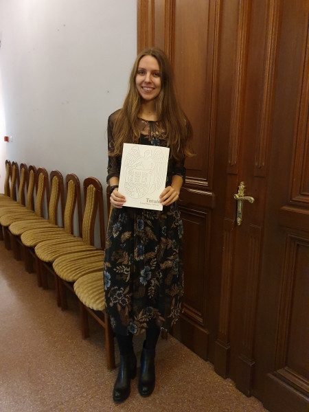 Pani Alicja Tymczewska odebrała z rąk Prezydenta Miasta Torunia Pana Michała Zaleskiego nominacje do stypendium za wzorowe osiągnięcia i pracę na rzecz środowiska naukowego