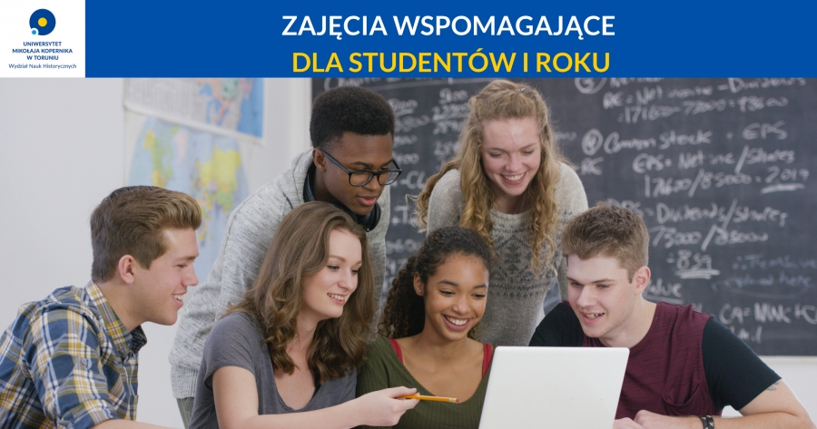 Sześcioro studentów wpatruje się w ekran laptopa. W tle tablica z tekstem oraz na drugiej ścianie widać wiszące mapy.