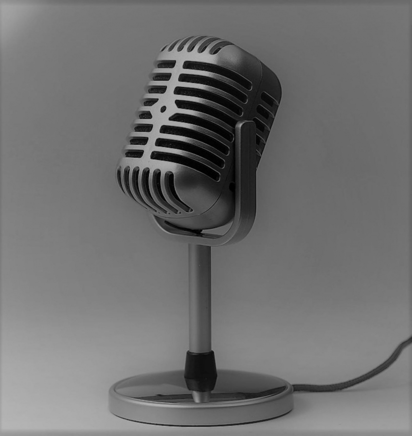 Zdjęcie w odcieniach szarość przedstawiające mikrofon starego typu