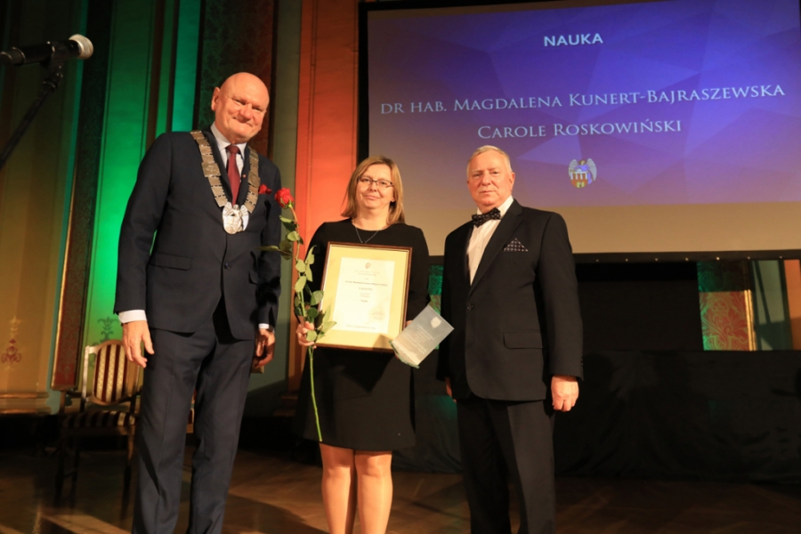 Prof. Magdalena Kunert-Bajraszewska odbiera nagrodę z rąk Prezydenta Miasta Torunia.