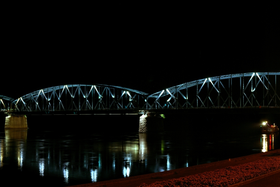 Most drogowy im. Józefa Piłsudskiego w Toruniu nocą.