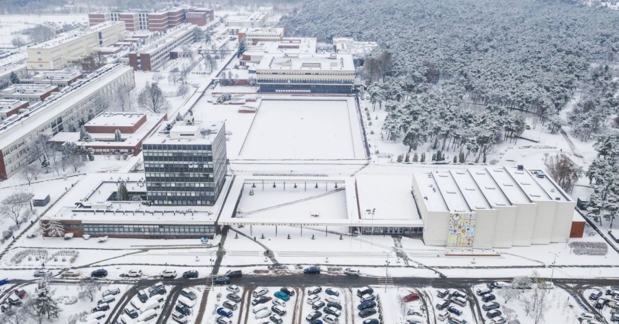 Widok zaśnieżonego kampusu UMK przy ulicy Gagarina z lotu ptaka, na pierwszym planie parking przed rektoratem i aulą.