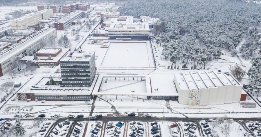 Zimowy widok miasteczka uniwersyteckiego