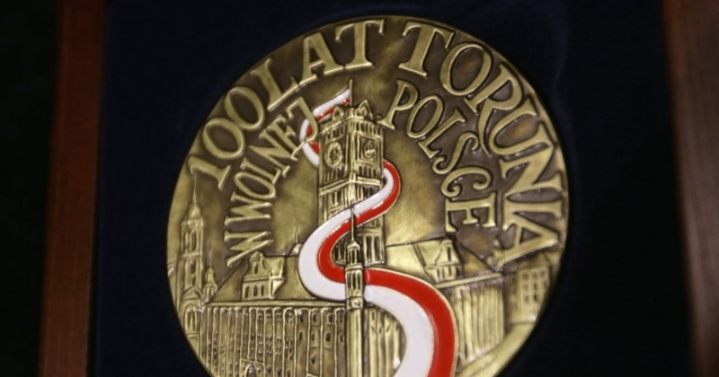 obrazek wiadomości: Medale 100-lecia Torunia w Wolnej Polsce dla wykładowców IHiA UMK