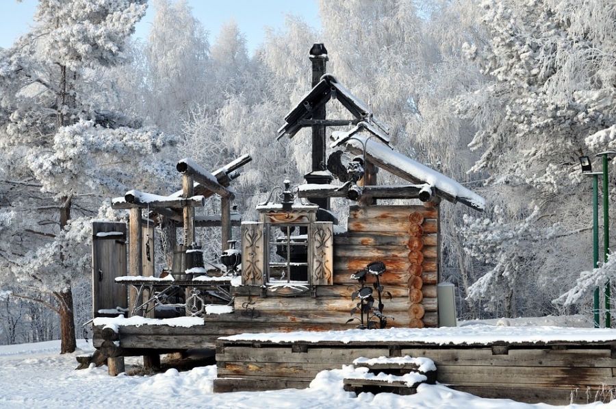 Rozsypująca się chatka na Syberii