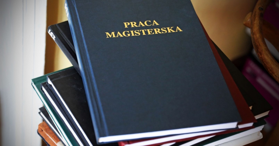 Na zdjęciu widać stos prac magisterskich. 