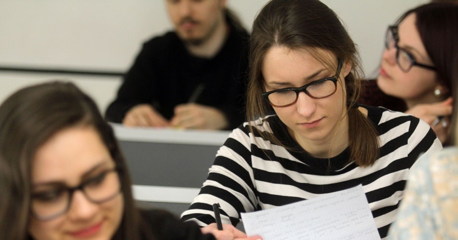 Studenci na sali wykładowej