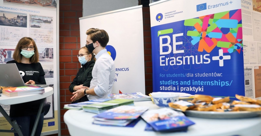 Stoisko informacyjne programu Erasmus+, przy którym stoją trzy osoby